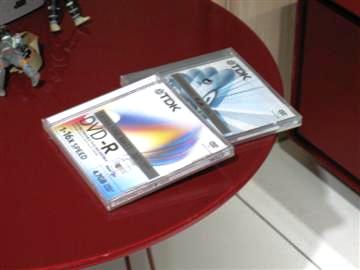 　2000年代には、書き換え可能なDVDが映画、音楽を共有する一般的な方法の1つになった。TDKは1998年、初の書き込み可能なDVD（写真）を発表した。DVDの容量は3.95ギガバイトだった。