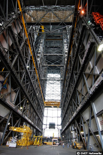 　VBAのハイベイ内部。高さは525フィートあり、シャトル全体の組立が行われる。