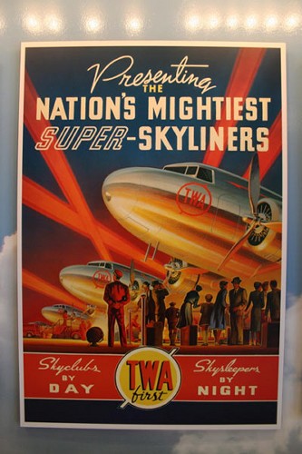 　1930年代にKerne Erickson氏が制作したTrans World Airlines（TWA）のポスター。これはその複製品。