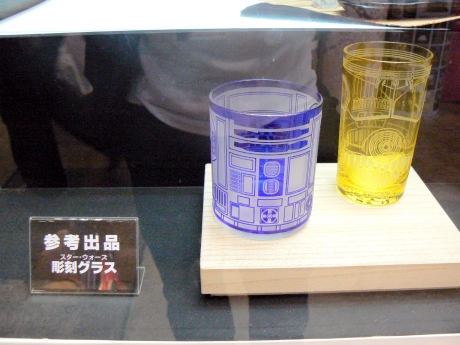 R2-D2をイメージした彫刻グラスも参考出品だった。