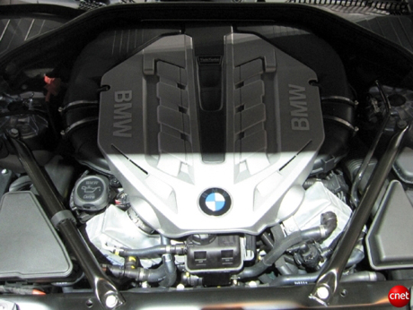 BMW ActiveHybrid 7

　ActiveHybrid 7はパワーの面では劣っておらず、ツインターボV型8気筒エンジンを搭載している。このハイブリッドシステムの合計出力は465馬力、トルクは516ポンドフィート（約759Nm）で、4.9秒で時速62マイル（時速100km）に到達する。