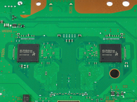 　エルピーダメモリのデュアル512Mb RAMチップ（ボードに合計4個搭載）。