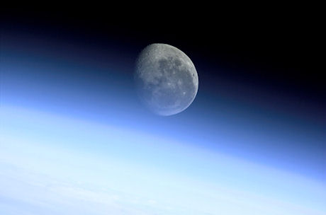 　地球を覆う「周縁」と呼ばれる光輪を通して望む月。2001年撮影。
