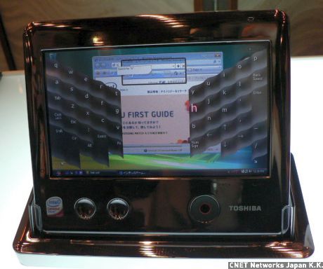 東芝の参考出品「Ultra Mobile Device」。画面上のキーボードから入力が可能。