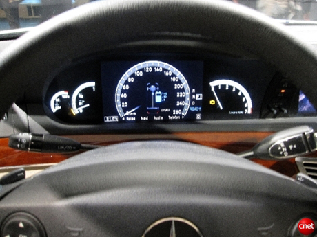 Mercedes-Benz Vision S500 Plug-in HYBRID

　このハイブリッド駆動系は、現行のMercedes-Benzの自動車に見られるものと同様の7速オートマチックトランスミッションに接続されている。また現在のSクラス車のように、計器パネルのLCDにはバーチャルな速度計が表示されるが、それに加えてハイブリッドシステムの情報も表示される。