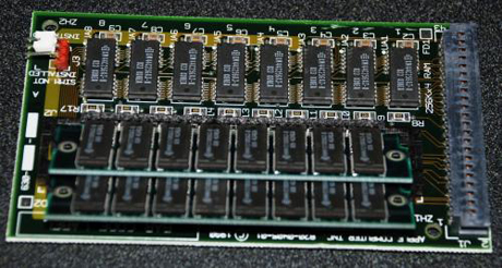 　RAMが1基と拡張スロットが2基あるように見える。