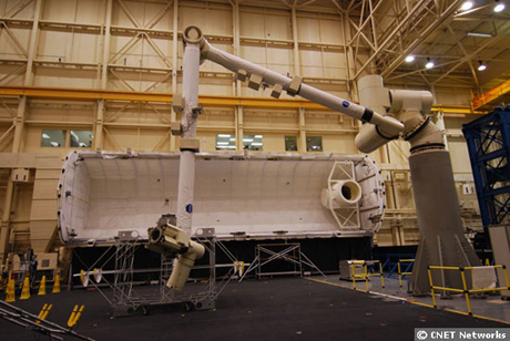 　JSCの訓練シミュレータのセクションのメインエリアには、スペースシャトルの複数のモデルと主要コンポーネントの一部が置かれている。

　写真には、貨物をシャトルの貨物室に出し入れするために使われるロボットアームと、アームのすぐ後ろにはその貨物室が写っている。シャトルのクルーは、このシミュレータを使って、ミッションの準備を行う。