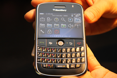 Harf-VGA（480×320）の半透過TFT液晶カラーディスプレイが美しい、BlackBerry Bold。