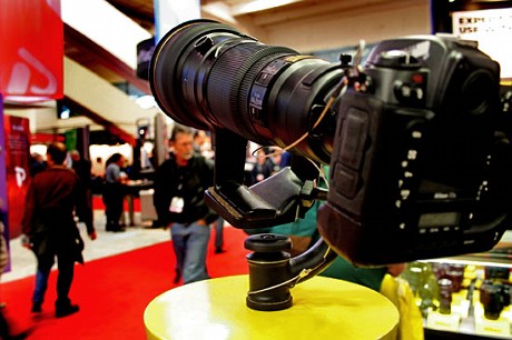 　ニコンは、レンズの長いカメラ用の三脚架台を展示。