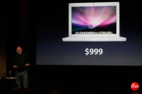 Jobs氏は、MacBookのエントリー価格を999ドルにすることを発表した。1000ドルを切るはじめてのMacノートブックとなる。