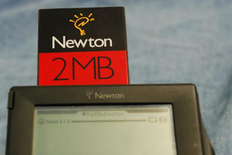 　NewtonのメモリはPCMCIAカードを使って増設できる。