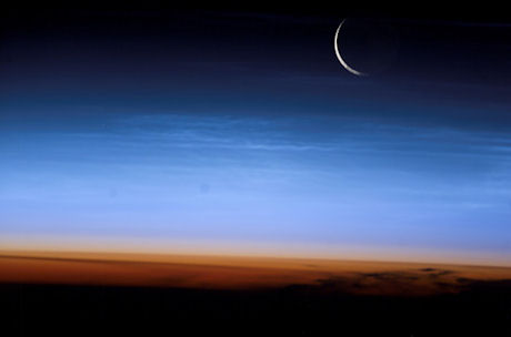 　2003年にExpedition 7から撮影された地球の大気層。オレンジ色の部分は、最下層にある対流圏。