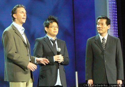 　松下はCES初日の基調講演に、YouTubeの共同創業者であるSteve Chen氏（中央）を招き、両社の緊密な関係をアピールした。