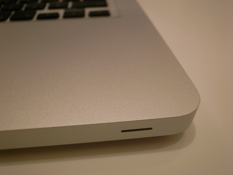 継ぎ目のないMacBookの角。1枚のアルミ板ならではの美しさと言える。