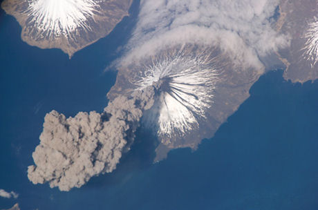 　米航空宇宙局（NASA）は、アースデーにちなんで地球の美しさを祝うため、国際宇宙ステーションの宇宙飛行士が撮影したお気に入り画像10枚を公表した。この画像は、米国アラスカのアリューシャン列島にあるクリーブランド火山の噴火。Expedition 13乗組員が2006年に撮影。