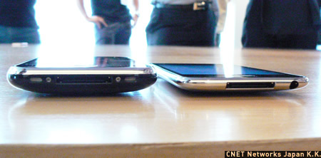 　端末下部。iPhone 3G（左）の場合、スピーカーとマイクが付いているが、iPod touch（右）にはない。iPod touchの内蔵スピーカーは外から見えないようになっており、端末全体から音が響いてくる感じだった。