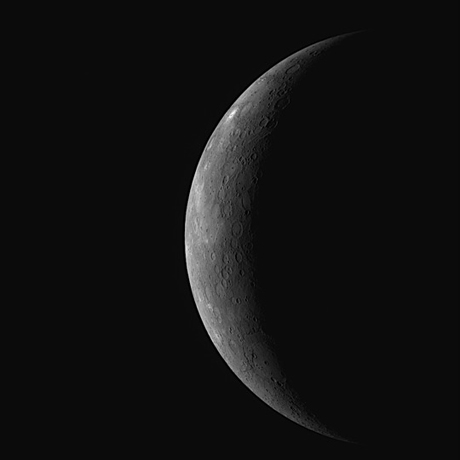 　この画像は、Messengerが水星へ最接近する59分前に撮影された。水星のまだ見たことのないエリアが写っている。