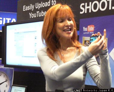 　カシオ計算機も、撮影した映像をYouTubeに簡単にアップロードできるデジタルカメラ「EXILIM Card EX-S10」を展示。YouTube用の撮影モードがあり、YouTubeにアップロードするのに適したサイズで撮影ができる。