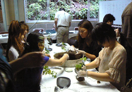 　参加者はオプションで石玉盆栽づくりに挑戦。鉢の皿にもコロニーな生活☆PLUSのロゴが描かれている。体験料は1500円。