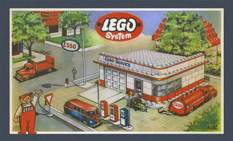 　LEGOのセット番号1310を利用して組み立てた1956年のEssoガソリンスタンドの完成イメージ。このようなセットはTown Planに含まれている建物向けLEGO製品の1部となる。同じシリーズで、「VWショールーム」（セット番号1307）、「消防署」（セット番号1308）、「教会」（セット番号1309）などがある。