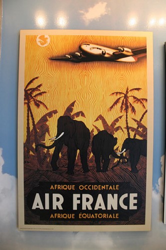　Vincent Guerra氏が1946年に制作したAir Franceのポスターを新しく複製したもの。Air Franceの旅客機がアフリカ上空を飛行している。