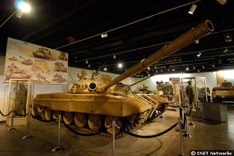 　この湾岸戦争時代にイラク軍の主力戦車として活躍した「T72M1」はソ連製で、1991年、開戦後わずか数時間で米国第1大隊37装甲連隊第1歩兵師団（機甲師団）が奪ったものだ。排気管の構成が通常とは異なるように見えたため、研究のため米国に送られ、1992年、パットン博物館に譲られた。