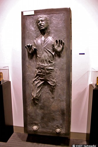 　「スター・ウォーズ　ジェダイの復讐」でハン・ソロがカーボナイト冷凍された有名な彫刻。