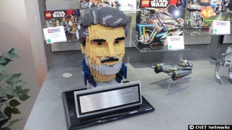 　LEGOはGeorge Lucas氏の組み立てセットを作ったわけではない。このLucas氏の頭部モデルは、同氏が米国時間2月10日夜にToy Industry Hall of Fameへ殿堂入りしたことを記念してLEGOからスター・ウォーズ制作者らに贈呈された。スター・ウォーズはLEGOが初めてタイインしたエンターテインメント作品だ。スター・ウォーズは2007年で、第1作が公開されてから30周年を迎える。