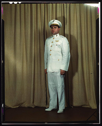 　Howard Hollem氏が撮影した第二次世界大戦時代の米海兵隊少佐の写真は、議会図書館が数枚所蔵する、軍人の正装姿を写したものの1枚だ。