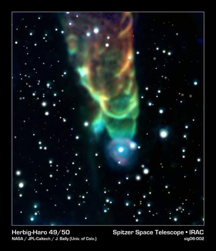 　ハービッグハロー天体「HH49/50」と名付けられたこの「竜巻」は、星間ガスとちりの雲を突き進みながら強力な噴流をくり出す宇宙ジェットによって形成されている。

　竜巻のように見えるが、実際には、視界の下方向へ流れる物質のジェットによって生み出された衝撃波面だ。画像の一番上部分よりさらに先にある形成中の星によって、この流出が生み出される。ジェットは隣接するちりの雲に秒速100マイル（約161km）以上の速さで激突し、ちりが熱せられて白熱光が生み出され、Spitzer宇宙望遠鏡で検出可能な赤外光で輝いている。三角形をしているのは、高速ボートの後ろにできる波と同じように、ジェットの動きによって生み出される波によるものだ。

　科学者ができるのは、渦巻の形状の原因を推測することだけだ。この領域全体の磁場によって、この物体が形成されたのかもしれないし、周りの物質に突進する際の衝撃によって、不安定な状態になり、渦が生まれ、「竜巻」という特徴的な形状になったのかもしれない。