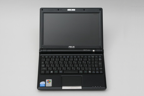 Eee PC 900-Xの正面、実際にはちょっと窮屈なキーボードを搭載している。