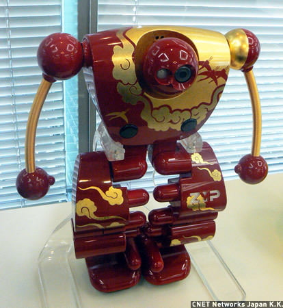 　二足歩行型の家庭用ロボットも数多い。こちらはゼットエムピーが開発した「nuvo」。漆、金箔をあしらった金沢の蒔絵をアレンジしたモデルで、価格は88万8000円。