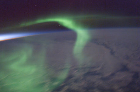 　日没直後に現われた緑のオーロラ。2003年撮影。
