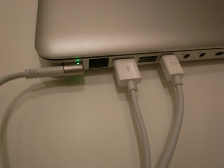 MacBookをApple LED Cinema Displayとつないだところ。なお、PVC(ポリ塩化ビニル)フリーのケーブルとなっている。