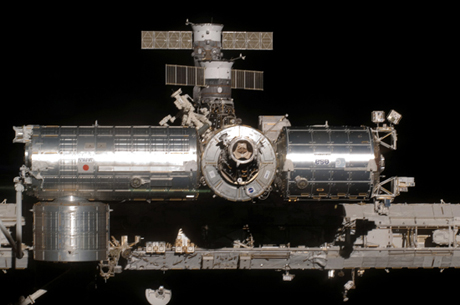　実験棟「きぼう」（中央左）は、2007年10月に取り付けられたHarmonyノードに接続されている。実験棟Columbus（中央右）は、2008年2月に設置された。この角度から見て構造の上部に、カナダが開発した2本アームのDextreロボットマニピュレータと、ISSにドッキングした2隻のロシア宇宙船が見える。

　2008年11月中旬現在、ISSの総重量は66万ポンド（約300トン）で、居住スペースは1万2600立方フィート（約357立方m）以上に達している。