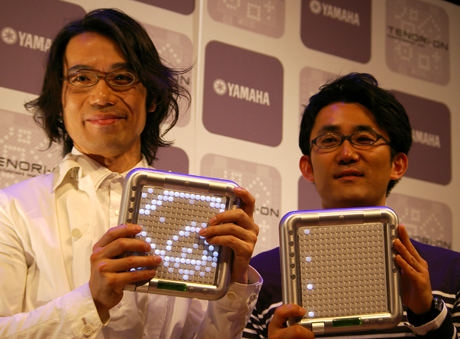 メディアアーティスト岩井俊雄氏（左）とヤマハ・サウンドテクノロジー開発センターの西堀佑氏（右）。2001年から開発をスタートし、約6年をかけて完成にこぎ着けた。
