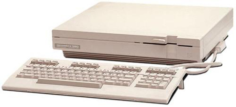 　「Commodore 128」と「Commodore 128D」は、驚異の「Commodore Amiga」と同じ1985年に発売された。128Dの外観はAmigaに似てさえいる。

　128は一体型のモデルである。キーボードが内蔵され、オプションで外付けのフロッピードライブがあった。両方の128Dモデルには5.25インチのフロッピードライブが内蔵され、セパレートのキーボードが付属していた。よりプロフェッショナルな設計である。

　128Dにはもともとプラスチックケースと持ち運び用のハンドルの付いた1つのバージョンしかなかったが、米連邦通信委員会（FCC）による電磁波放射の基準を満たすことができず、米国外でのみ販売された。これは1985年のことだった。