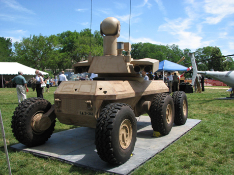 　…武装されており危険だ。この「XM1219」Armed Robotic Vehicle-Assault-Light（ARV-A-L）は、ほかの車両と同様、つり縄を使って、ヘリコプターで運ぶことができる。XM1219は、6月の平和的な任務では、FCS兵器を見にワシントンD.C.を訪れた人たちから好感を得ることができた。