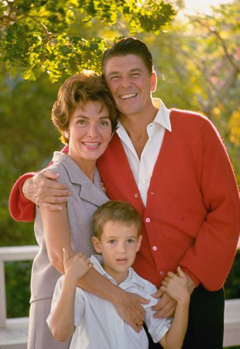 　Ronald Reaganカリフォルニア州知事候補（当時）、Nancy夫人、息子のRonnie君。1965年撮影。