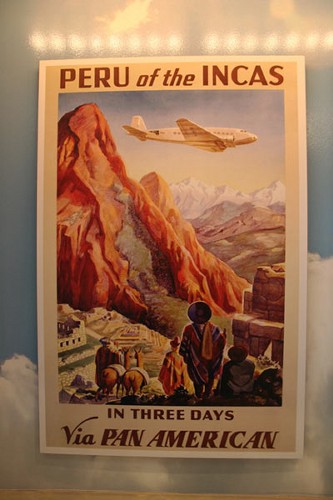 　Pan American World Airwaysのポスターの複製品。オリジナルはPaul Lawler氏の制作で1938年製。ペルー上空を飛行している。