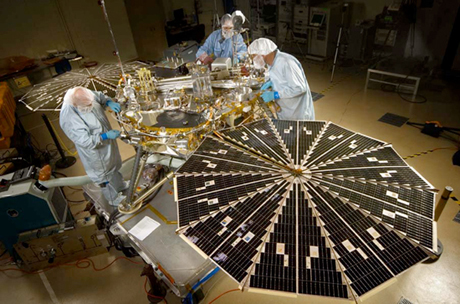 　2006年9月にLockheed Martin Space Systemsで部分的な組み立てと試験が実施された。太陽電池パネルが試験用に配置されている。