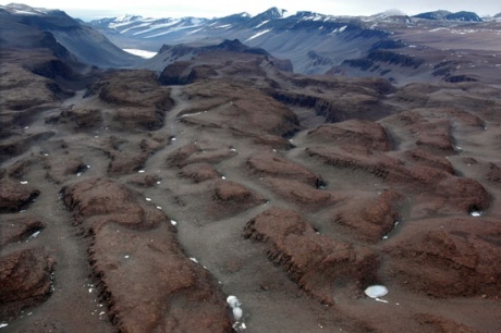 　科学者によると、はるか昔に発生した洪水がラビリンスを作り出したという。ラビリンスとは、南極大陸マクマードドライバレーにある地域で、地形が迷路（ラビリンス）に似ていることからこう名付けられた。