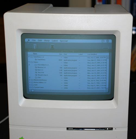 　このApple Mac Classicには、「Claris Works」、「Norton Utilities」、いくつかのゲームを含むソフトウェアがインストールされている。