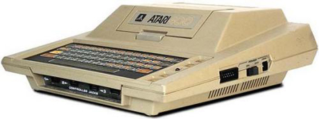 Atari 400

　「Atari 400」と「Atari 800」はいずれも1978年12月に発表されたが、実際には1979年後半になるまで発売されなかった。