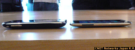 　側面からも見てみよう。こちらは音量調節ボタンのある左面。基本的なデザインは一緒だが色合いが異なる。また、iPhone 3G（左）にあるミュートボタンはiPod touch（右）にはついていない。