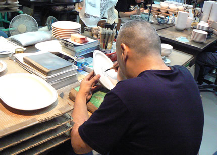 　ツアー参加者は、しん窯の有田焼ブランド「青花」の製造工程を見学。通常は土日休みだが、今回ツアーのために特別に営業しているとのこと。
