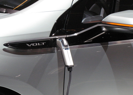 　ハイブリッドカーであるChevrolet Voltは、電気モータとリチウムイオンのバッテリパックが搭載されており、40マイル（約64km）の走行が可能だ。また、電気モータを駆動し、バッテリーを充電するための電気を生成するガソリンエンジンも搭載されており、長距離走行も可能だ。