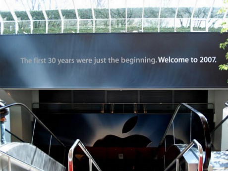 　モスコーンセンターのSouth Hallには、Appleがコンピュータ業界で活動し始めてから30年が経つことに言及したバナーが張られていた。これと同じバナーはここ1週間くらい、Appleのホームページにも掲示されていた。