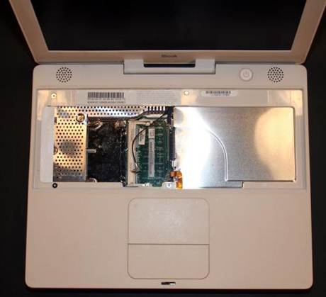 　キーボード、RAMシールドを取り外した状態のiBookの外観。