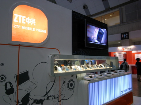 中国のZTE Corporation社のブース。さまざまな携帯端末が展示されている。